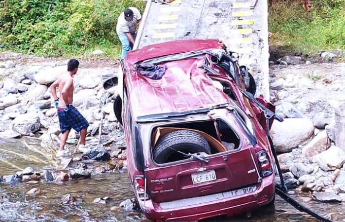 Conducía ‘pluto’ y fue a parar en el río