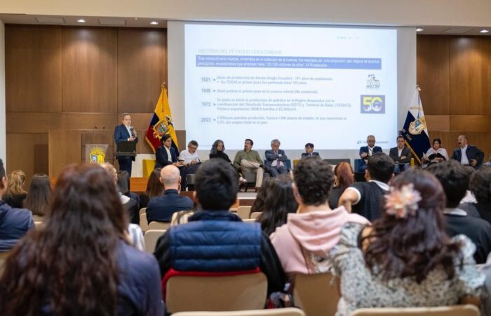 UTPL realizó conversatorio sobre la explotación petrolera del Yasuní