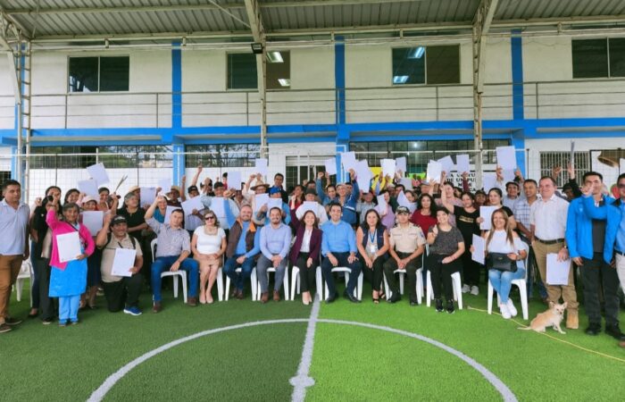 En Olmedo, el MAG beneficia a 92 familias con la entrega títulos de propiedad de tierras