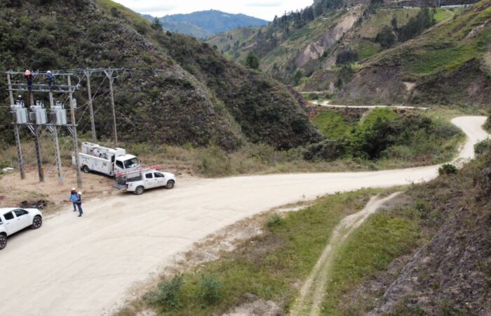 EERSSA INSTALÓ BANCO DE REGULADORES PARA MEJORAR EL SERVICIO ELÉCTRICO EN SARAGURO