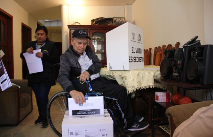 Voto en casa se cumple con normalidad en Loja