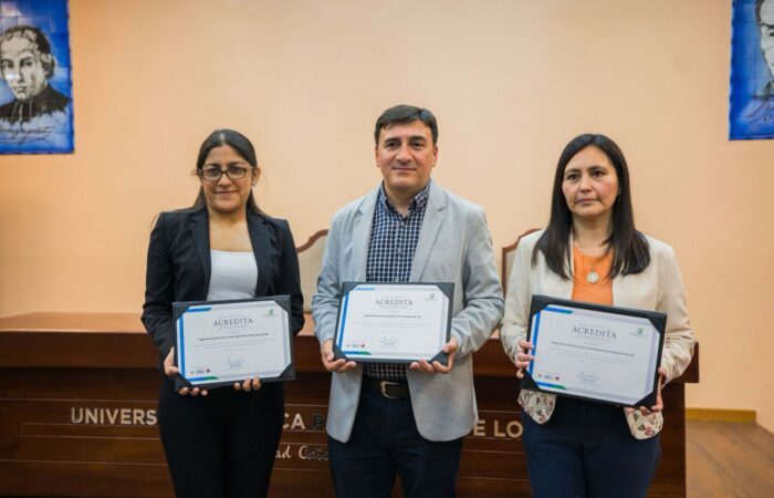 Con todo gusto le ayudamos con la información.  La Carrera dura 4 semestres (Dos años) Modalidad 100% en línea Garantizamos sus prácticas pre-profesionales gracias al convenio que tenemos con el Ministerio de Educación. •	Usted obtendrá el título en Tecnóloga Superior en Educación Básica Pago de contado $585 (Educación Básica)   Cuotas diferidas: Primer pago: $150,00 (Matrícula= $50,00 + 1er Arancel= $100,00) ; 5 cuotas de $100  Revise nuestra malla curricular y más detalles en el siguiente enlace: https://istjm.edu.ec/istjm_carreras/educacion-basica/