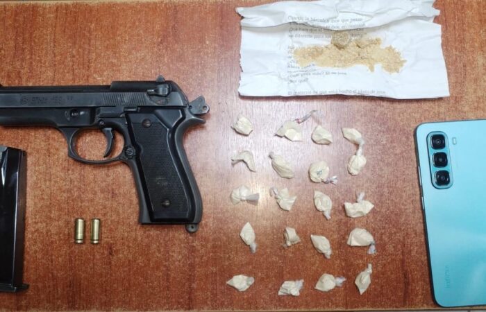Policía motorizada aprehende a ciudadano con droga y arma en Loja