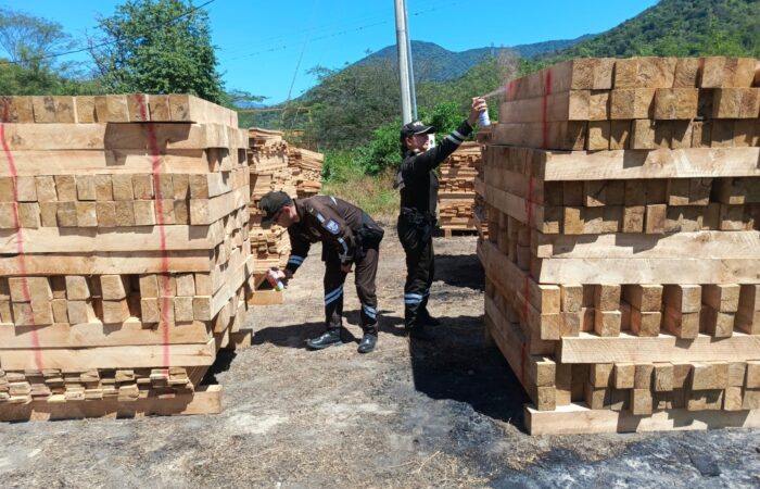 La Policía Nacional retiene madera ilegal en Macará