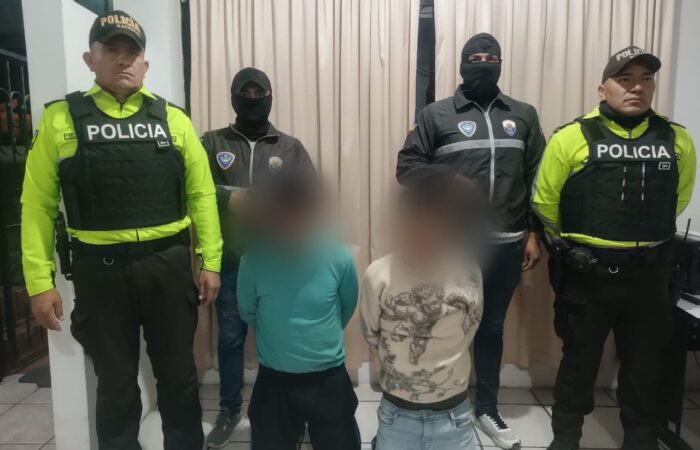 Policía Nacional captura a dos ciudadanos con droga, municiones y un arma de fuego en Loja