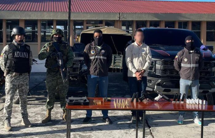 Golpe al contrabando en Loja: Policía decomisa vehículos, armas y captura a un implicado