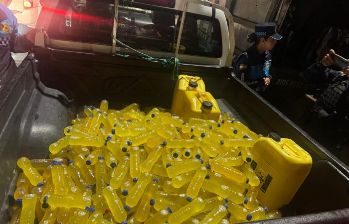 Policía decomisa importante cantidad de licor artesanal sin permisos