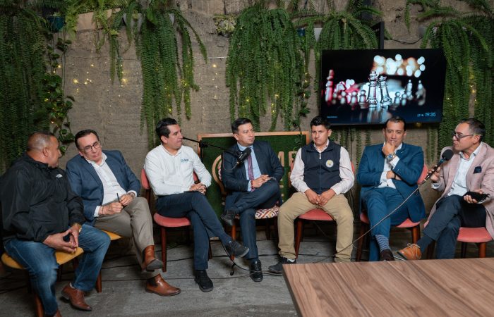 Conversatorio en Loja analiza el impacto de las aplicaciones móviles en el servicio de taxis.