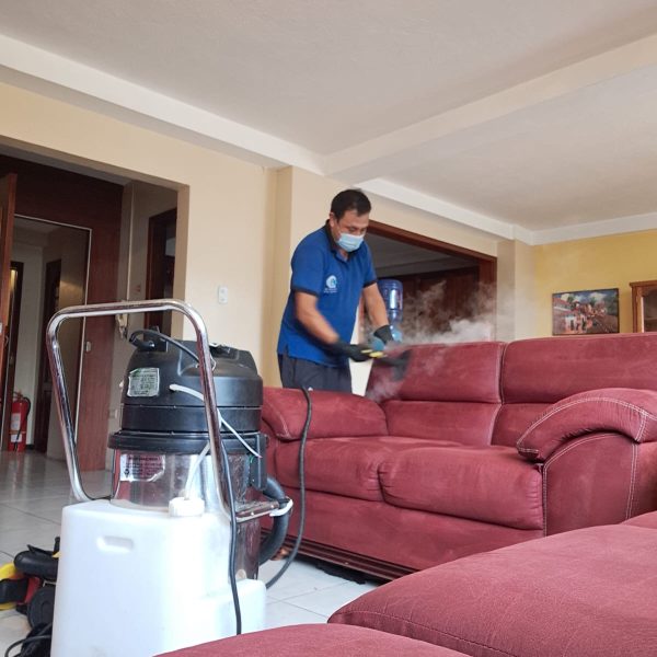 Emprendimiento familiar impulsa limpieza profesional en Loja